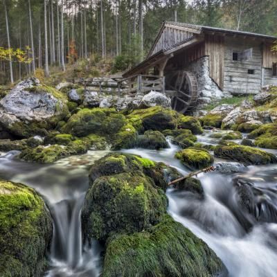 00121 Gebirgsbach Mit Hütte