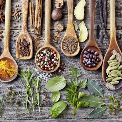 00117 Kräuter Gewürze Auf Holztisch